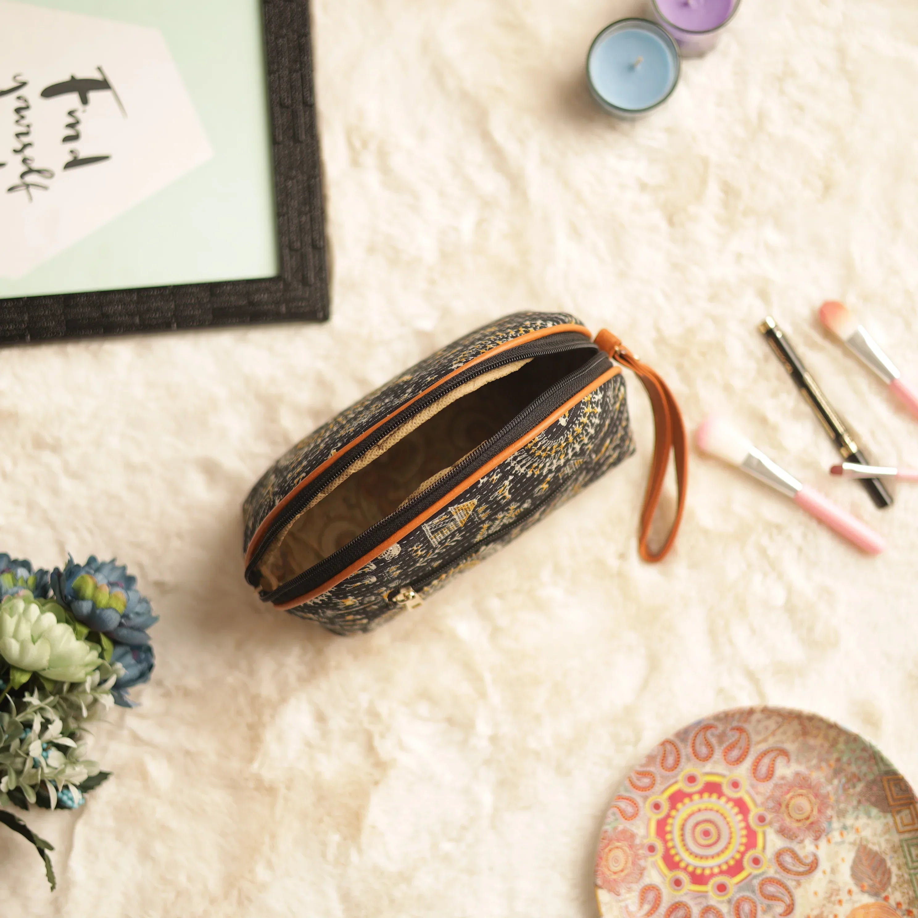 BLACK IKAT WARLI ART PRINTED WRISTLET BAG